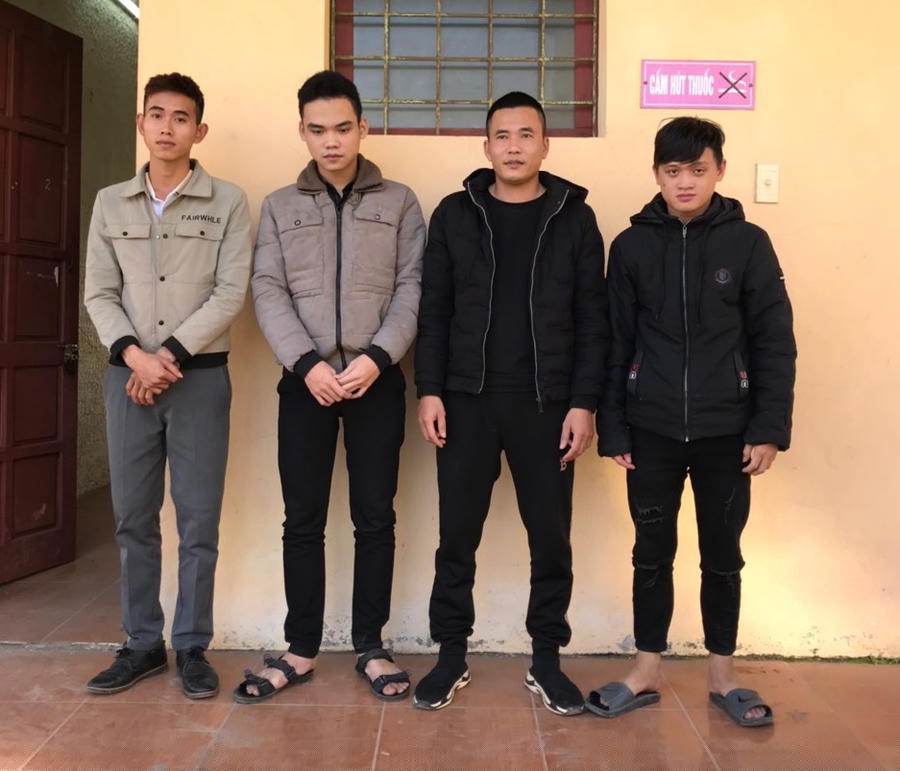 Các đối tượng lừa đảo chiếm đoạt tài sản trên mạng xã hội bị Công an TX. Ba Đồn tạm giữ để điều tra, làm rõ.