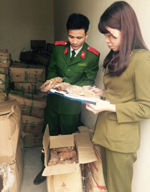 Công an thu giữ mứt dừa hết hạn.