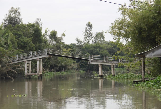 Cây cầu cũ đã xuống cấp nghiêm trọng, trụ cầu bị lún xuống hơn 1,5m so với trụ cầu còn lại.