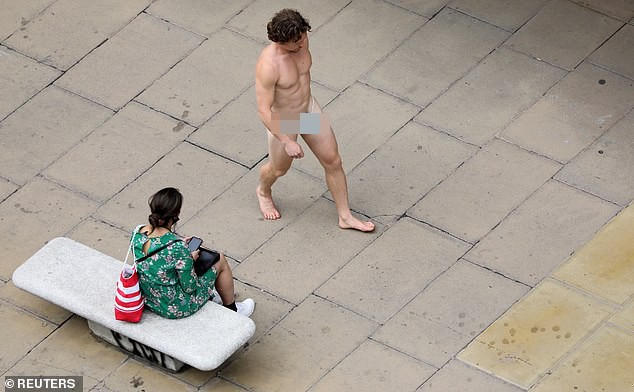 Youtuber dùng khẩu trang che điểm nhạy cảm, khỏa thân gây náo loạn phố ở Anh - ảnh 4