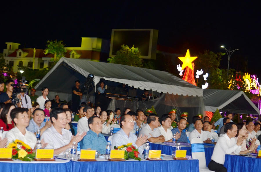Các đại biểu tham dự tại điểm cầu Quảng trường Hùng Vương (phường Bạc Liêu).