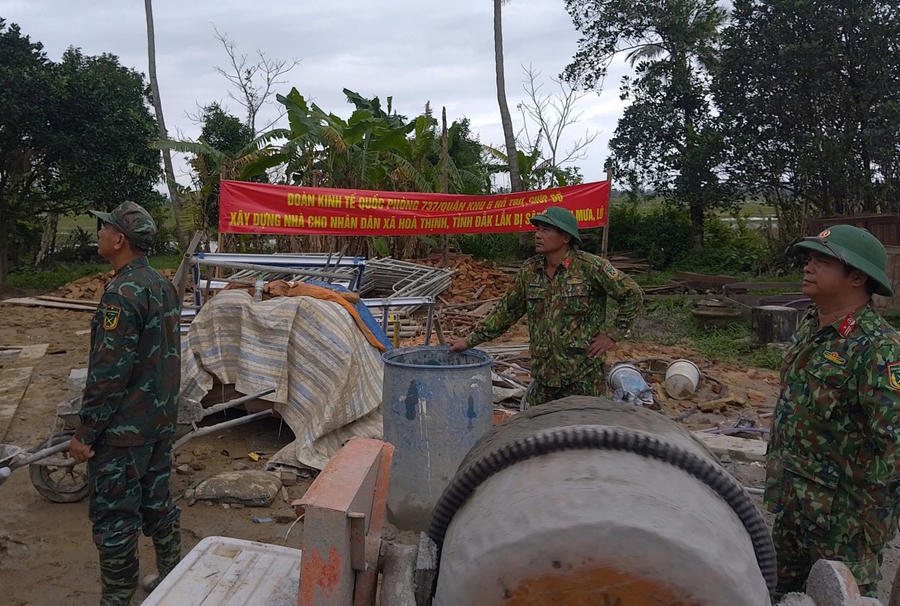 Các chiến sỹ Đoàn kinh tế Quốc phòng 737 Ea Súp hỗ trợ người dân xây dựng nhà ở mới.