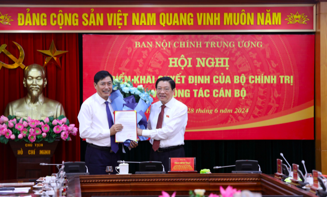 Ông Phan Đình Trạc, Ủy viên Bộ Chính trị, Bí thư Trung ương Đảng, Trưởng Ban Nội chính Trung ương trao quyết định của Bộ Chính trị cho ông Nguyễn Hữu Đông, giữ chức Phó Trưởng Ban Nội chính Trung ương.