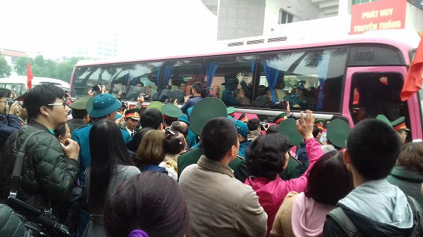 Những cái vẫy tay tạm biệt đầy niềm vui, sự hồ hởi và...