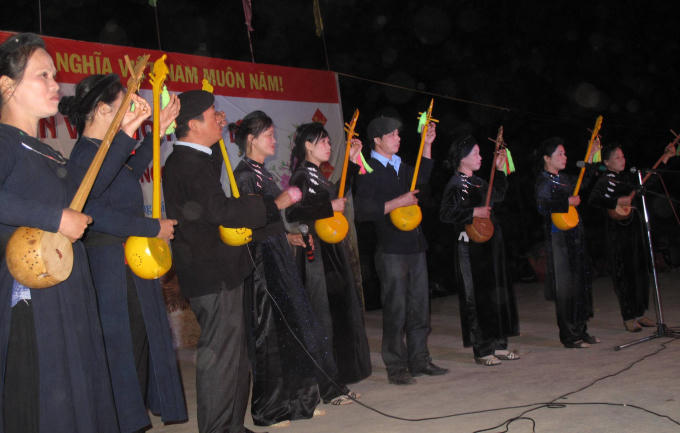 Hội thi đánh đàn Tính.