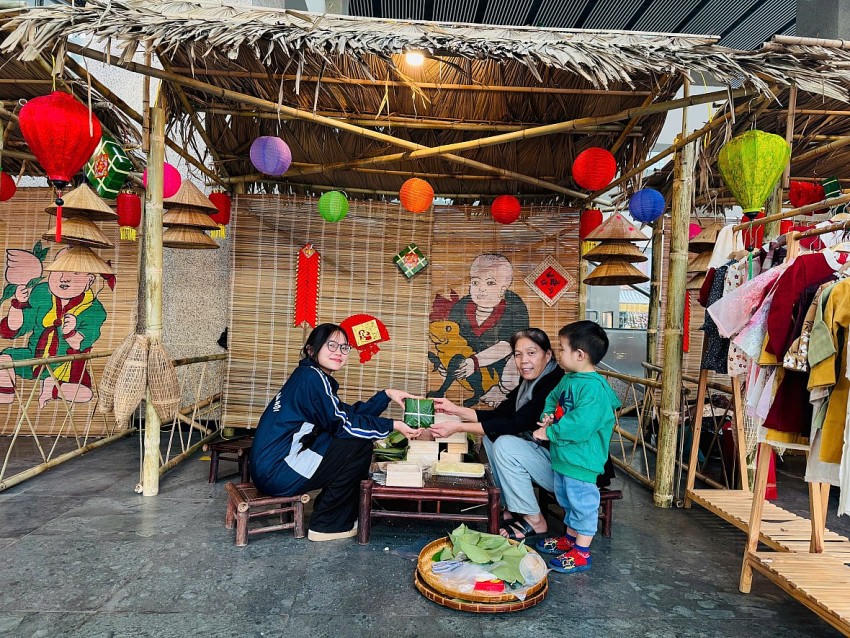 Đồng thời đồng hành cùng người dân thủ đô trải nghiệm và ghi lại những hình ảnh ấm áp mang đậm văn hóa Tết cổ truyền Việt Nam tại những nhà ga Metro.