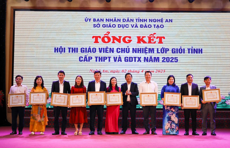 Phó Giám đốc Sở GD&ĐT Nghệ An Võ Văn Mai tặng Giấy khen cho 10 tập thể có nhiều đóng góp và thành tích xuất sắc.