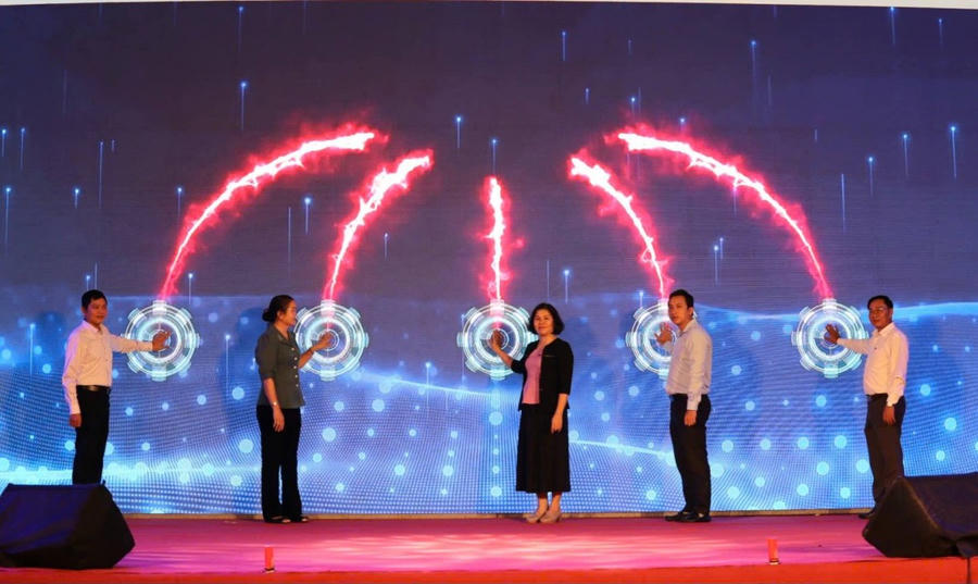 Bấm nút khai mạc phiên chợ