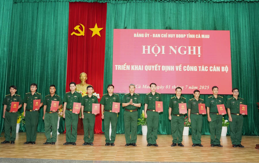 Đại tá Nguyễn Văn Ngọc - Phó Chỉ huy trưởng nghiệp vụ Ban Chỉ huy BĐBP tỉnh Cà Mau, trao Quyết định chức vụ cán bộ thuộc đồn biên phòng cho các sĩ quan.