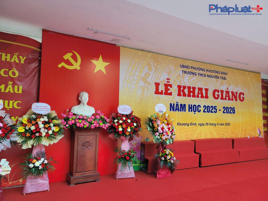 Nhà trường cũng đã nhận được hoa gửi tới.