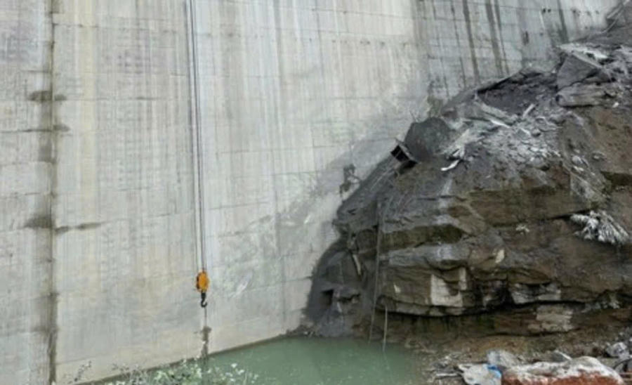 Sập giàn giáo thi công khiến nhiều công nhân bị rơi. Ảnh: N.T