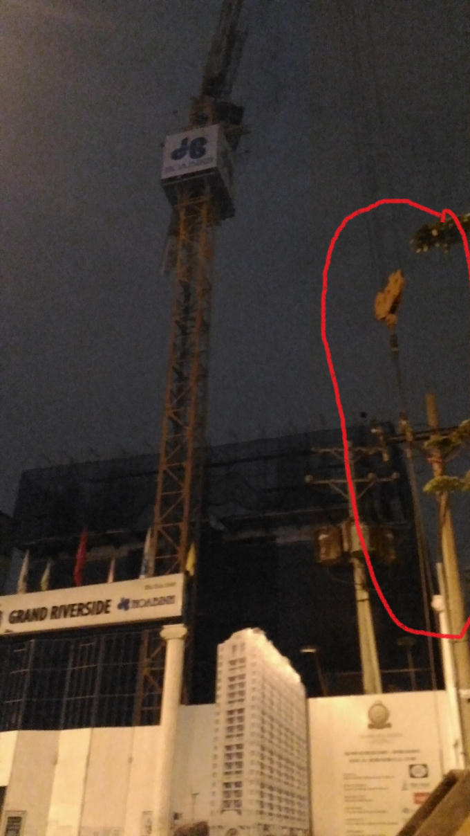 Đống sắt nằm sát cột điện, bên ngoài công trường dự án.