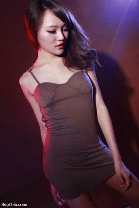 Tôn Tịnh Nhã gia nhập làng giải trí năm 2011 sau khi giành giải Người mẫu quyến rũ nhất tại cuộc thi World Model Contest và lọt vào Top 10 cuộc thi dành cho các người mẫu nội y. Với gương mặt trong sáng và đáng yêu cùng thân hình gợi cảm, cô từng được đánh giá là một trong những nghệ sĩ sinh năm 1990 nổi bật nhất của làng giải trí Trung Quốc.