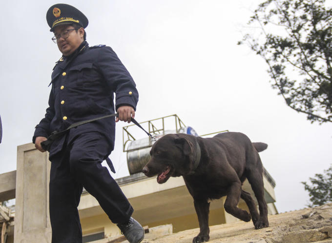 Đồng chí Trần Nhật Vũ bắt đầu một buổi huấn luyện "khuyển binh". (Ảnh: Hải Long).