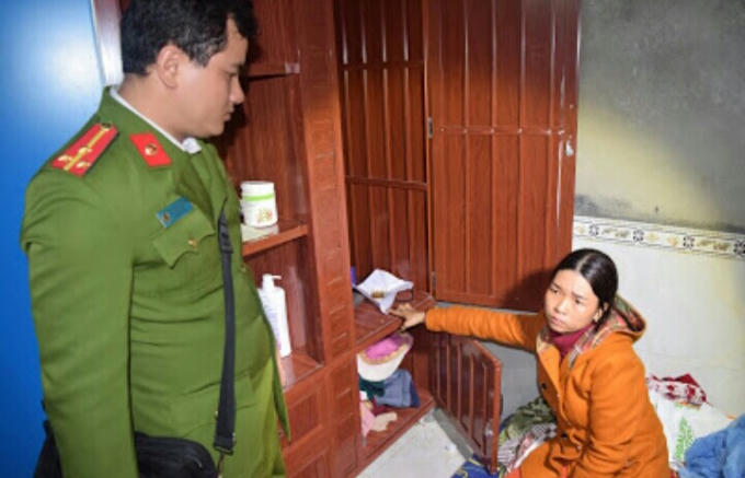 Hòa chỉ nơi cất giấu tiền và vàng.