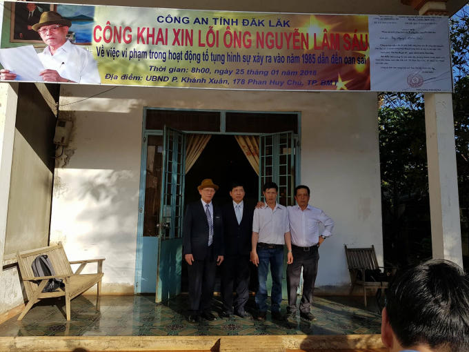 Ông Nguyễn Lâm Sáu và các con trước giờ đi dự buổi công khai xin lỗi ông của Công an tỉnh Đắk Lắk.