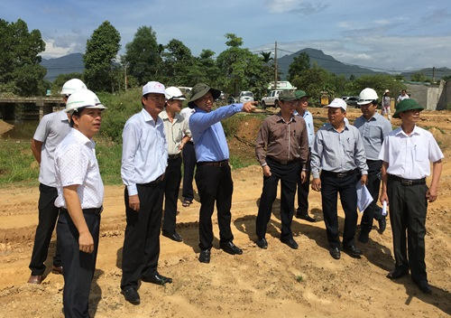 Lãnh đạo TP Đà Nẵng kiểm tra thực địa dự án kênh thoát lũ tổng thể khu vực Hòa Liên. Ảnh: danang.gov.vn.