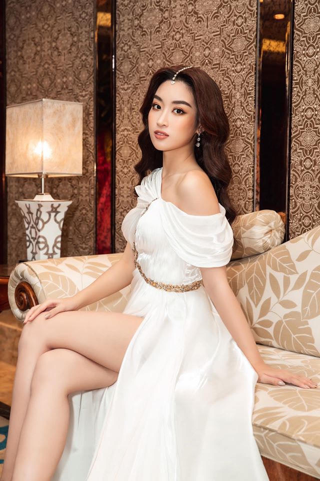 Từ khi đăng quang, Mỹ Linh luôn xây dựng cho mình hình ảnh thanh lịch, nhã nhặn và kín đáo. Chỉ đến khi hết nhiệm kỳ, cô nàng mới mạnh dạn hở bạo đôi chút.