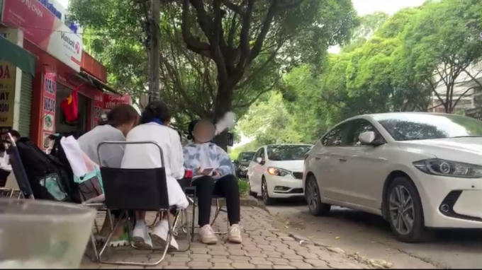 H1_Hoc sinh nu vo tu hut thuoc