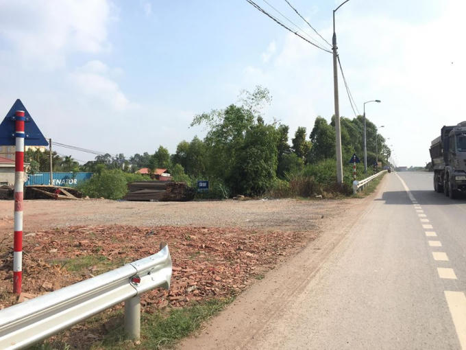 Nhiều hộ lan tôn lượn sóng của QL1 biến mất để tạo đường vào cho doanh nghiệp.