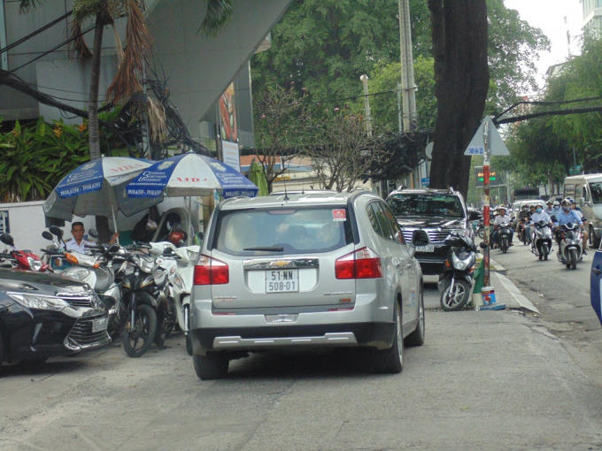 Ô tô chiếm hết vỉa hè trên đường Hai Bà Trưng.