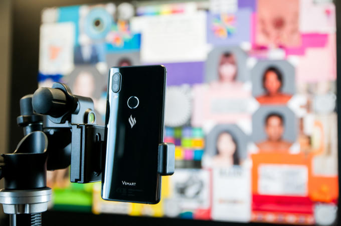 Camera điện thoại Vsmart được đặc biệt chú trọng kiểm định và tinh chỉnh trong lab camera tiêu chuẩn của BQ, với khả năng mô phỏng nhiều điều kiện ánh sáng và đối tượng chụp khác nhau. Quá trình kiểm định camera khắt khe này giúp đem lại cho người dùng Vsmart những bức ảnh đẹp nhất có thể trong nhiều hoàn cảnh môi trường khác nhau.