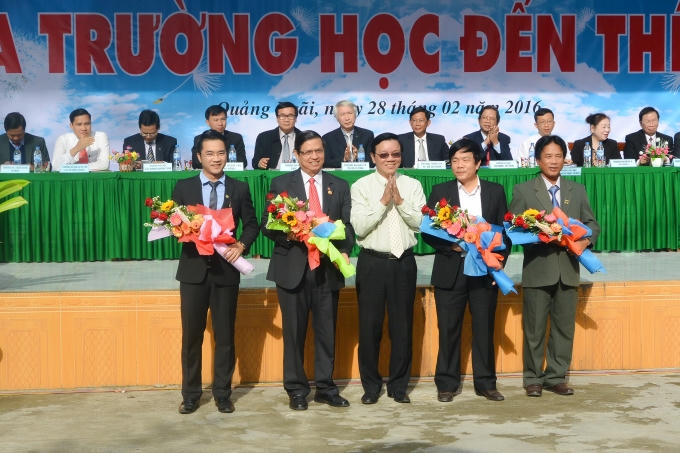 &nbsp;Đại diện OCB (b&ecirc;n tr&aacute;i) nhận hoa cảm ơn từ BTC.