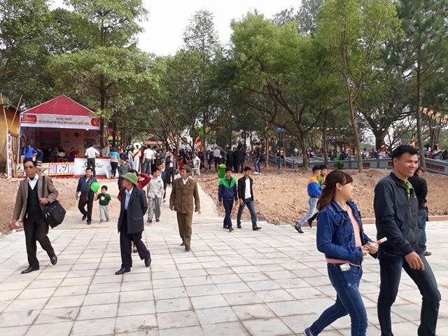 Vẫn còn các lều lán tạm trên hội Lim.