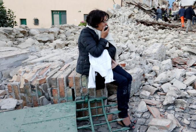 Một phụ nữ sợ hãi sau trận động đất trôn vùi 1 nửa thành phố Amatrice. (Ảnh: Reuters)
