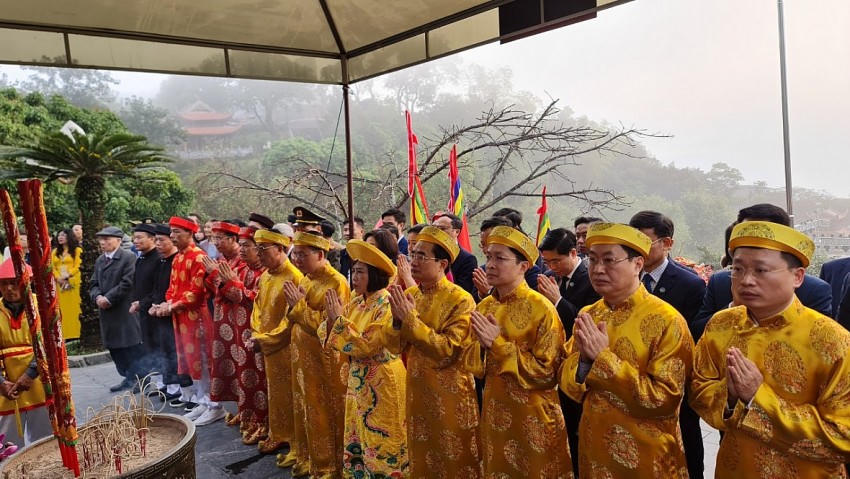 Lãnh thành phố Cẩm Phả dâng hương tại lễ khai hội.