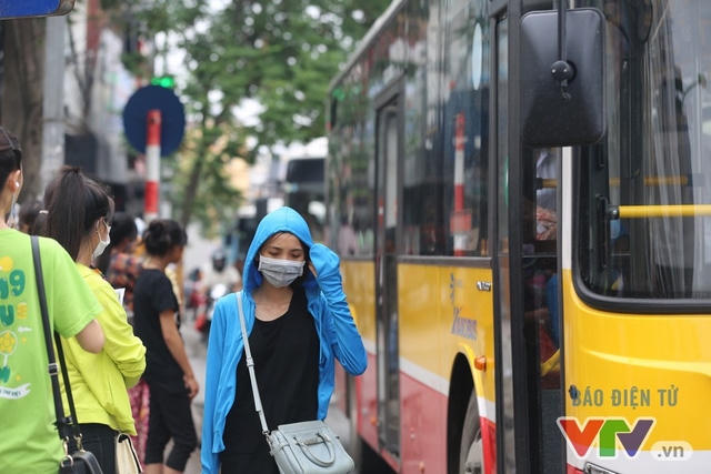 Khói bụi, tắc đường ám ảnh người dân dọc tuyến Nhổn – Ga Hà Nội