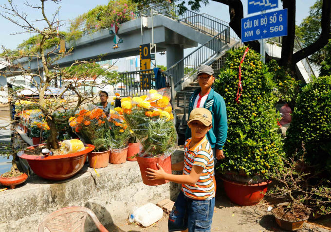 Em bé tranh thủ nghỉ tết phụ giúp gia đình.