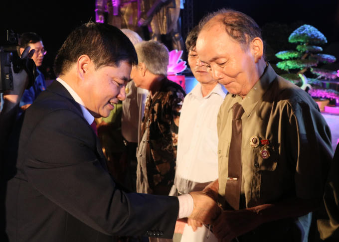 Phó Bí thư Thường trực Tỉnh ủy Phạm Minh Tấn trao quà tặng các gia đình thương binh, bệnh binh có hoàn cảnh khó khăn. Ảnh: N.Gia