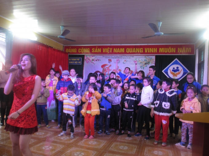 Nghệ sĩ của Đoàn kịch 1 giao lưu với các em nhỏ.