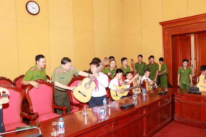 Những&nbsp;học sinh khiếm thị l&agrave; th&agrave;nh vi&ecirc;n trong lớp đ&agrave;n guitar miễn ph&iacute; d&agrave;nh cho trẻ khiếm thị của Đại &uacute;y Trần Anh Tuấn &ndash; C&aacute;n bộ trường Đại học PCCC.