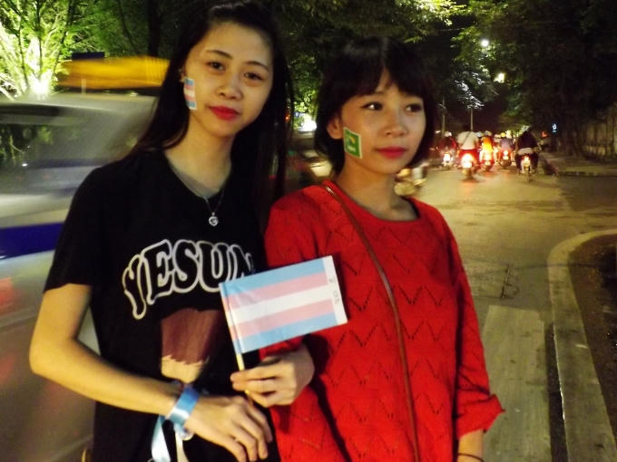 Hai cô gái cùng tham gia đi bộ cùng những người chuyển giới trên khu Phố cổ (Ảnh: Đức Biên)
