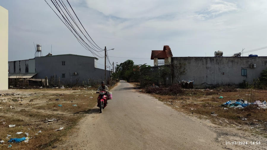 Tại khu Bà Ký, xã Long Phước, Long Thành, các “cò” đất, ngoài chuyện bán đất vườn phân lô còn bao luôn việc xây dựng nhà trên đất nông nghiệp.
