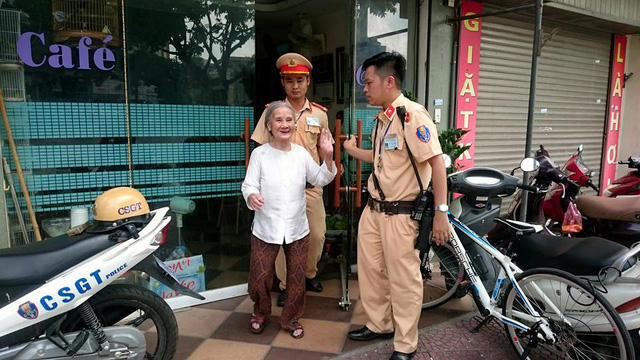 CSGT giúp cụ bà đi lạc tìm được người thân. (Ảnh: Tiến Nguyên)