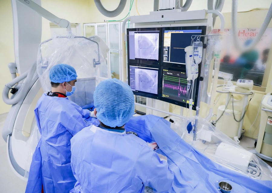 Bác sĩ Bệnh viện Đa khoa Thanh Vũ Medic Bạc Liêu, thực hiện chụp mạch và can thiệp động mạch vành bằng hệ thống DSA. Hiện, sức khỏe cụ N.V.H ổn định, được chuyển lên Khoa Hồi sức Cấp cứu để tiếp tục theo dõi và điều trị.