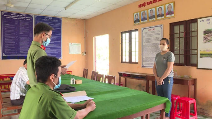 Chu Thị Xiêm nhận Quyết định xử phạt hành chính. ảnh Quốc Vũ