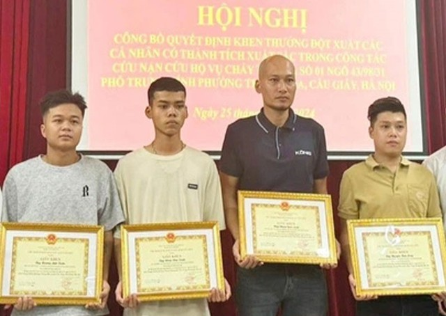 Thủ tướng đánh giá cao và biểu dương, khen ngợi hành động mưu trí, dũng cảm cứu nạn nhân mắc kẹt trong đám cháy của các anh: Phạm Quốc Luật, Nguyễn Kim Long, Hoàng Anh Tuấn, Đồng Văn Tuấn.