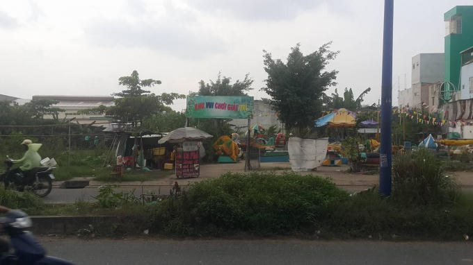 Khu vui chơi giải trí được cho là của gia đình ông Ân dựng trái phép trên phần đất của bà Lệ.