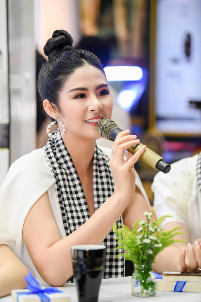 Ba nàng hậu giao lưu, tặng sách tại Lễ hội cà phê Buôn Ma Thuột
