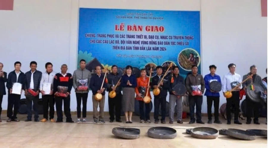 Lãnh đạo Sở Văn hóa, Thể thao và Du lịch tỉnh Đắk Lắk cấp chiêng, trang phục, trang thiết bị, đạo cụ, nhạc cụ hỗ trợ câu lạc bộ và đội văn nghệ vùng dân tộc thiểu số trong tỉnh. Ảnh: C.L