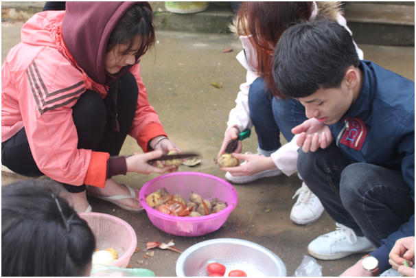 Đội hậu cần đang chuẩn bị bữa cơm trưa cho TNV và các cụ.