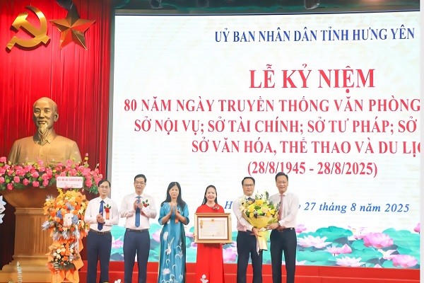 Thừa ủy quyền của Chủ tịch nước, Bí thư Tỉnh ủy Hưng Yên, ông Nguyễn Hữu Nghĩa trao Huân chương Độc lập hạng Ba và tặng hoa chúc mừng Sở Nội vụ.