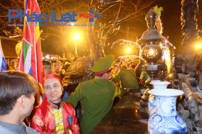 Lực lượng an ninh gồng mình ngăn dòng người náo loạn.