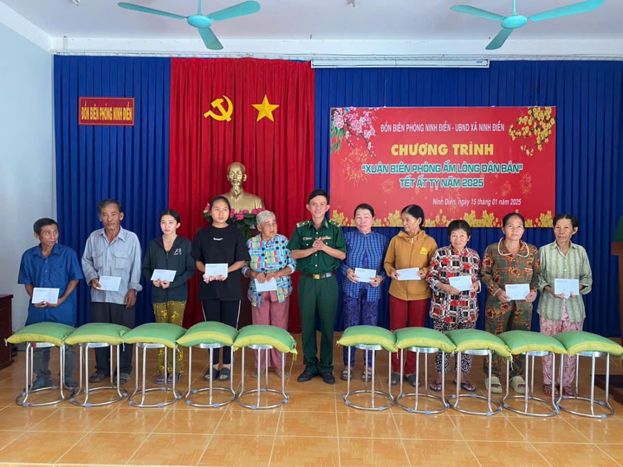 Ông Nguyễn Trọng Nghĩa, Chính trị viên đồn Biên phòng Ninh Điền tặng quà các gia đình chính sách, hộ khó khăn .
