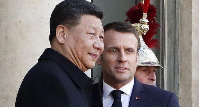Tổng thống Pháp Emmanuel Macron đón Chủ tịch Tập Cận Bình tại Paris ngày 25/3. (Ảnh: AP)