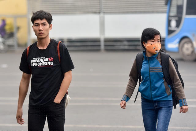Thời điểm này, tỉ lệ người không đeo khẩu trang tại bến xe rất ít, chỉ lác đác vài người. Tại các bến xe đều phát thông báo về biện pháp phòng tránh lây nhiễm dịch Covid-19 trong đó có việc đeo khẩu trang.